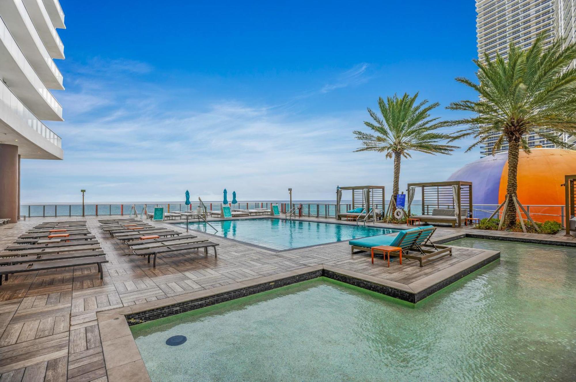 Wake Up To The Sound Of Waves In A Stylish Condo In A Luxury Resort Hollywood Bagian luar foto